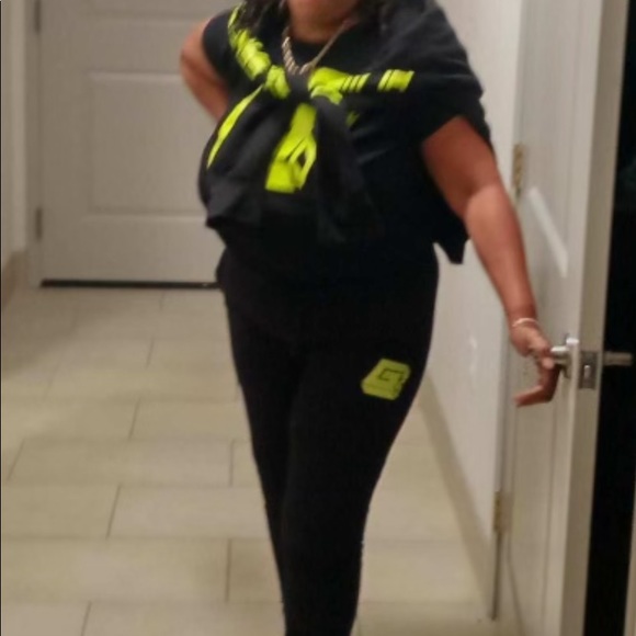 Red with white g-one logo Very comfortable and very warm joggers and hoodie - Picture 4 of 6